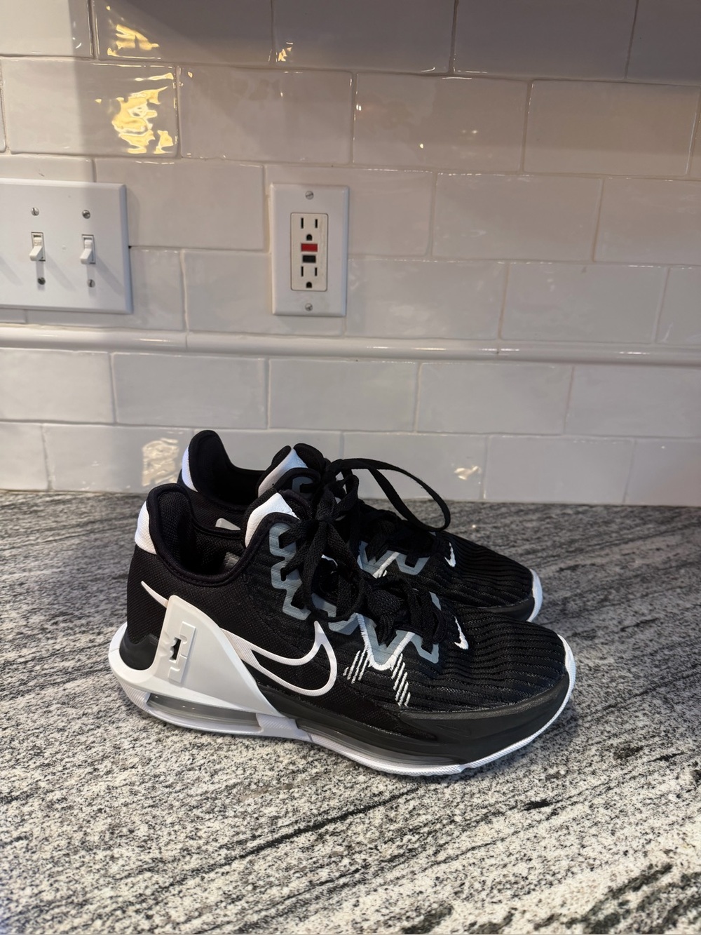 Mens Nike LeBron Witness 6 TB DO9843-002  Size 7.5/Women’s 9